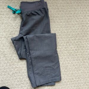 Figs Livingston gray size small scrub pants